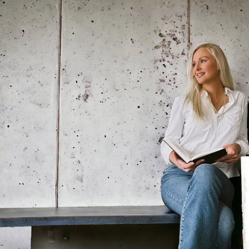 Sofie Löfberg författern med bok.